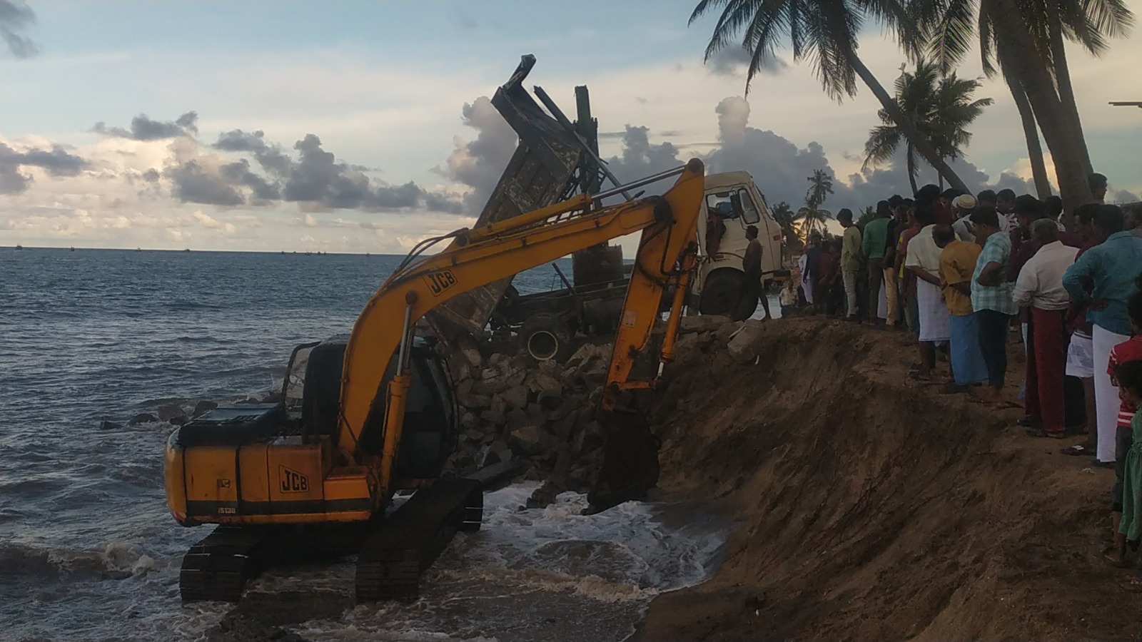 அம்பாறையில் திடீரென கடலுக்குள் பாய்ந்த ஹென்டர் வாகனம்!