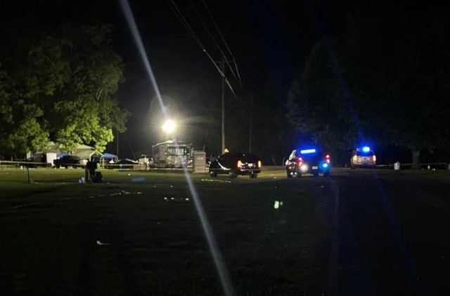 அலபாமாவில் நடந்த விழாவில் 3 பேர் கொல்லப்பட்டனர் 18 பேர் காயமடைந்தனர்.