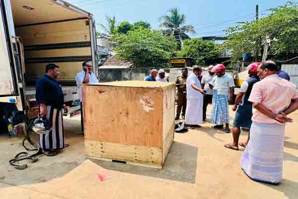 மரப்பெட்டி விழுந்ததில் இளைஞன் உயிரிழப்பு