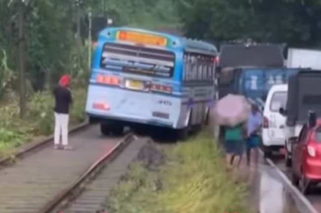 தண்டவாளத்தில் பேருந்தை ஓடவிட்ட சாரதி கைது