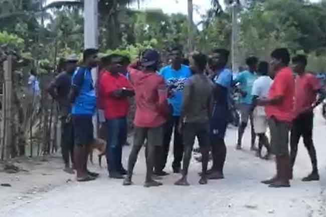 யாழில் மைதானத்திற்குள் அத்துமீறி நுழைந்து இளைஞன் மீது வாள்வெட்டு!