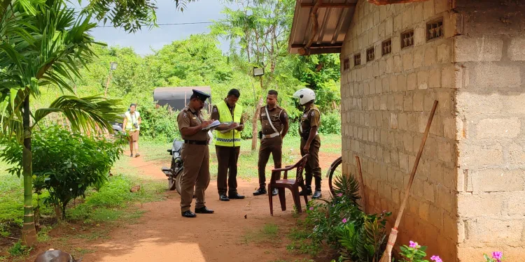 பெண் ஒருவர் கழுத்தறுத்து கொலை