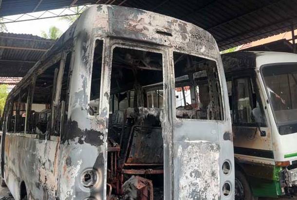 புத்தளத்தில் 4 பேருந்துகளுக்கு தீவைத்து விட்டு தப்பியோடிய நபர்!