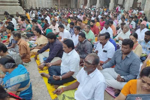 ஜோதிடர் கூறியதை கேட்டு கோயில் முன்பு குவிந்த மக்கள்