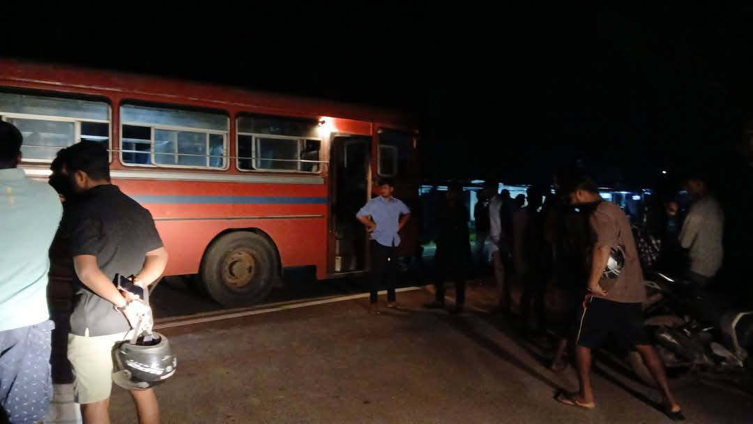 யாழ்ப்பாணத்திலிருந்து சென்ற பேருந்து; வாள்வெட்டுத் தாக்குதலால் பயணிகள் அதிர்ச்சி