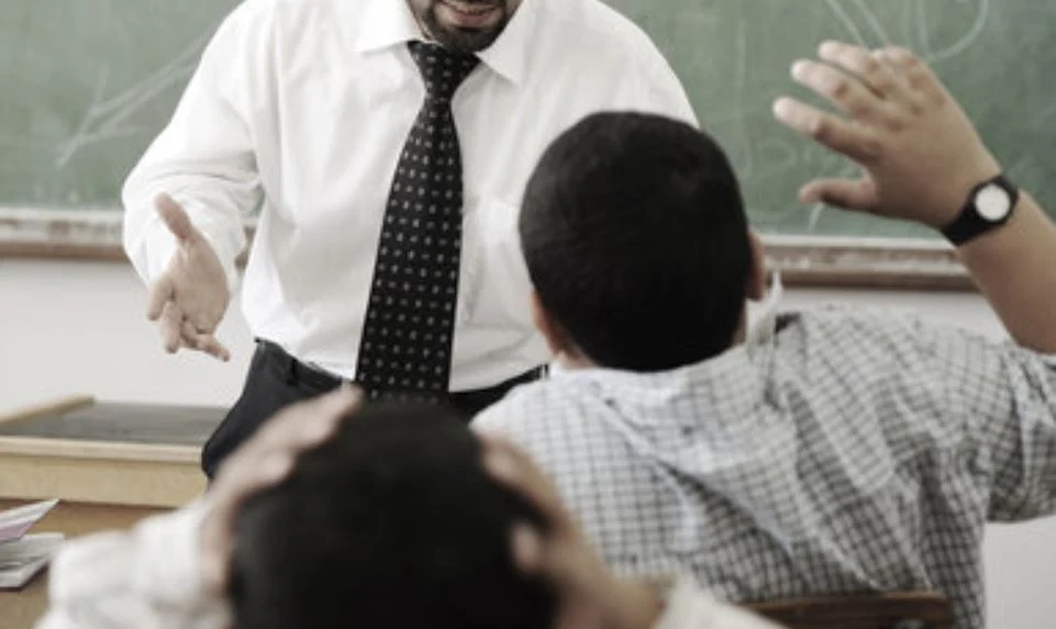 மாணவனை தாக்கிய ஆசிரியர் மீது பாயும் நடவடிக்கை!