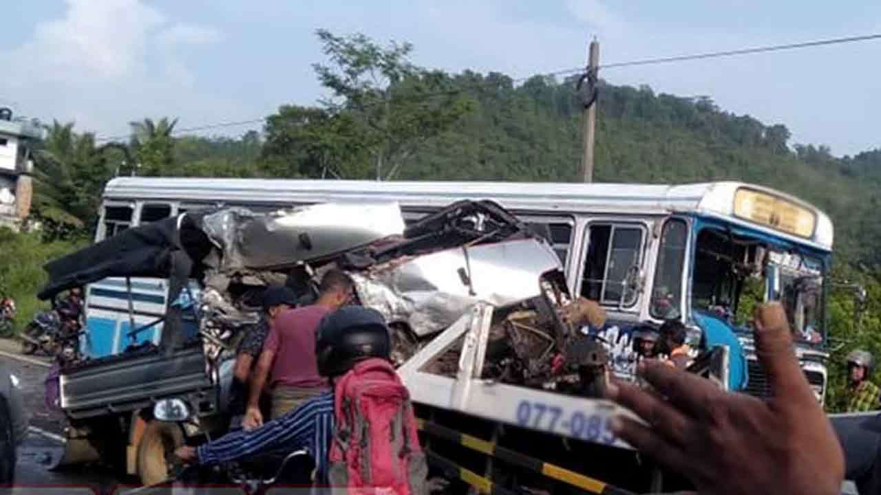 தனியார் பஸ் – லொறி விபத்தில் மாணவர்கள் உள்ளிட்ட 15 பேர் காயம்