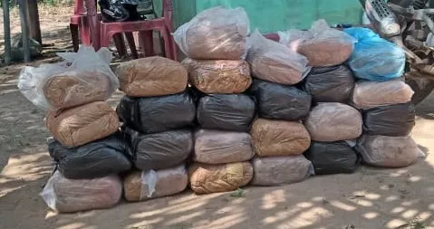 கிளிநொச்சியில் சிக்கிய கஞ்சாப் பொதிகள்