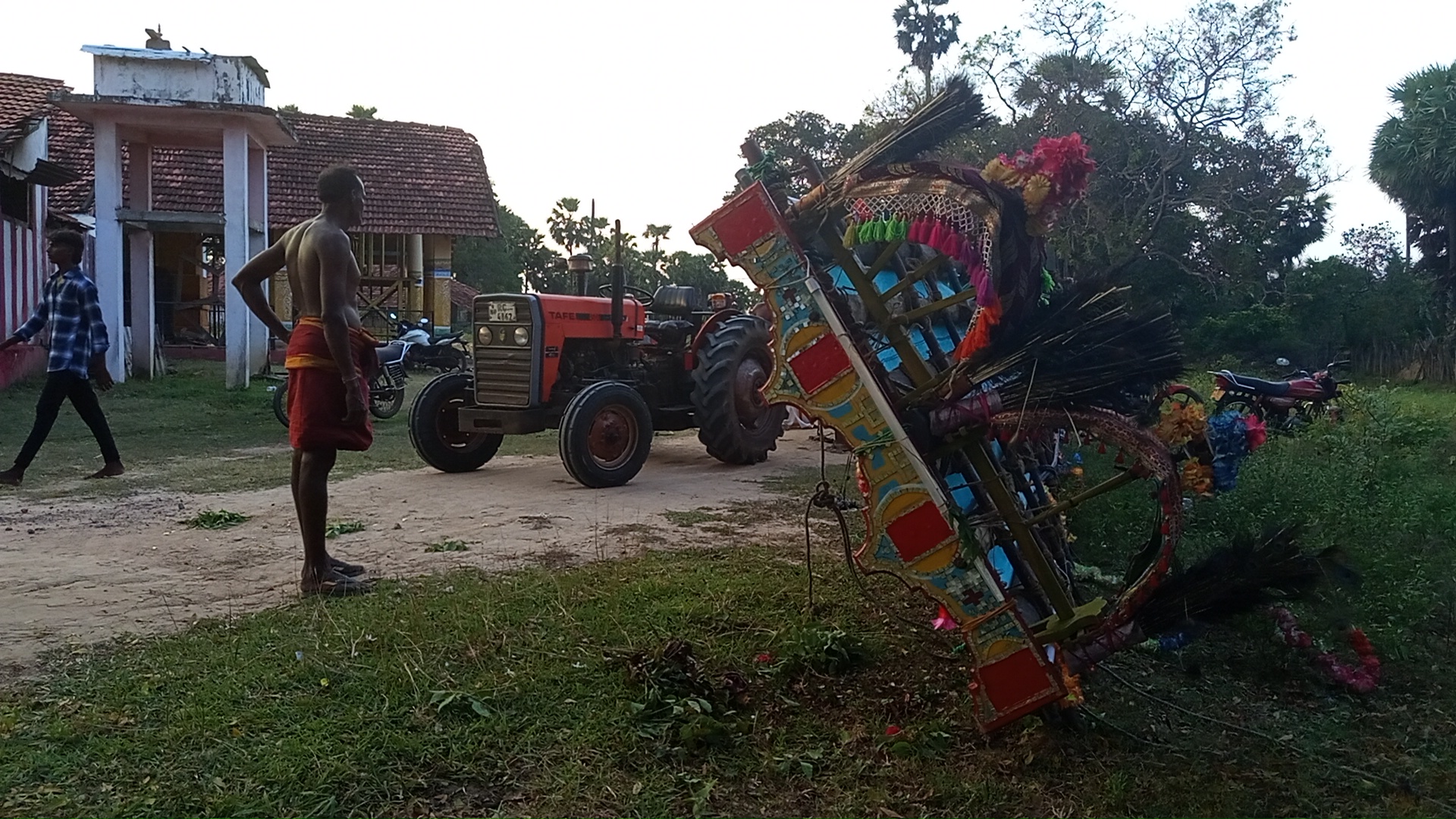 முல்லைத்தீவில் தூக்குக்காவடி தடம்புரண்டு இருவர் காயம்