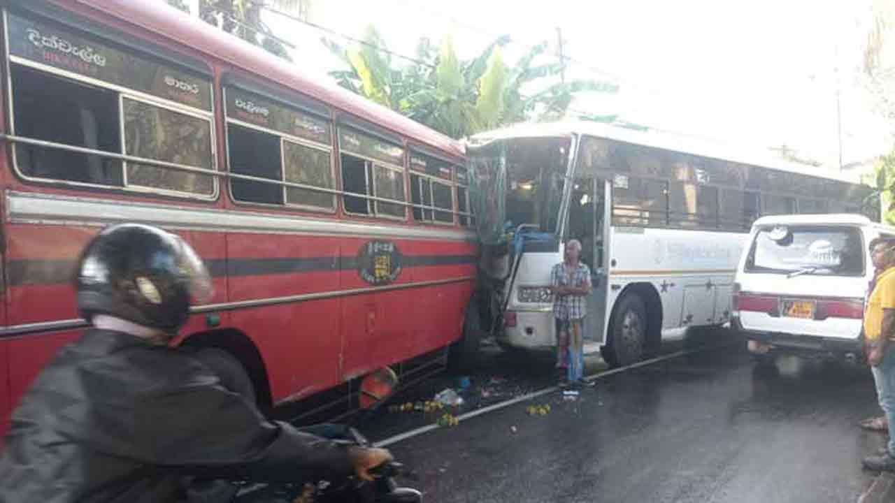 தனியார், அரச பேருந்துகள் மோதி 30 பேர் காயம்