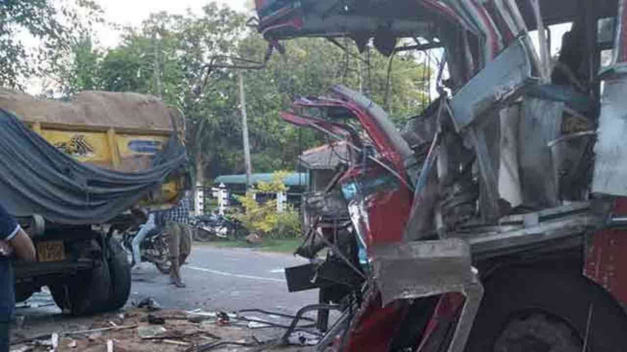 தங்காலையில் பேருந்து விபத்தில் ஒருவர் பலி ; பலர் காயம்