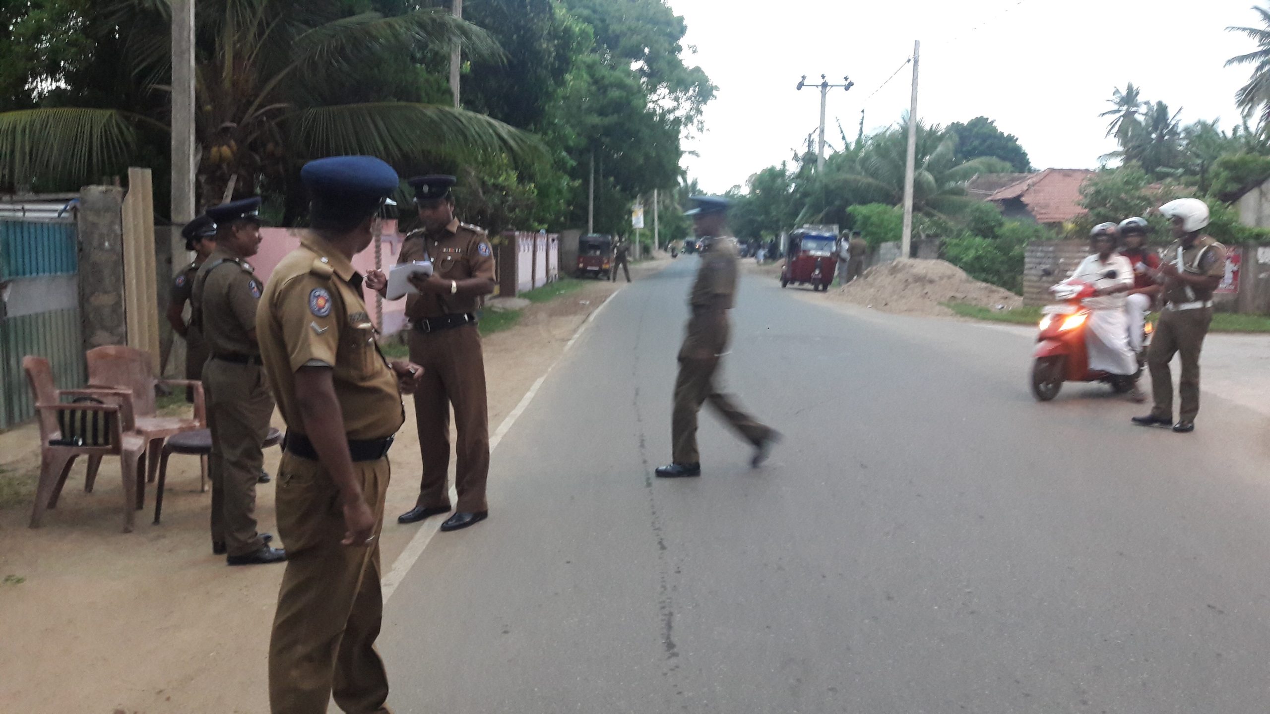 தனியார் காணிகளை அடாத்தாக பிடித்து வைத்துள்ள கோப்பாய் பொலிஸார் ; உரிமையாளர்கள் வீதியில்