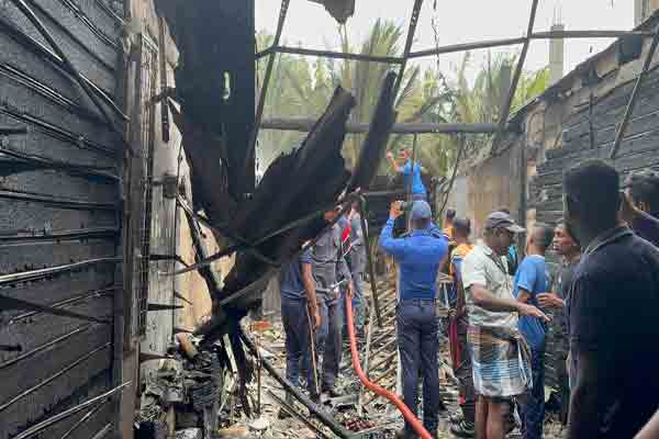 முல்லைத்தீவில் தீயில் கருகிய கடைகள்