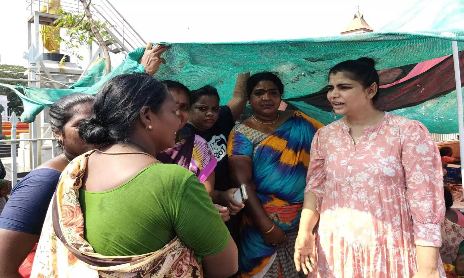 சென்னை துப்புரவு பணியாளர்களின் போராட்டத்தில் பாடகி சின்மயி