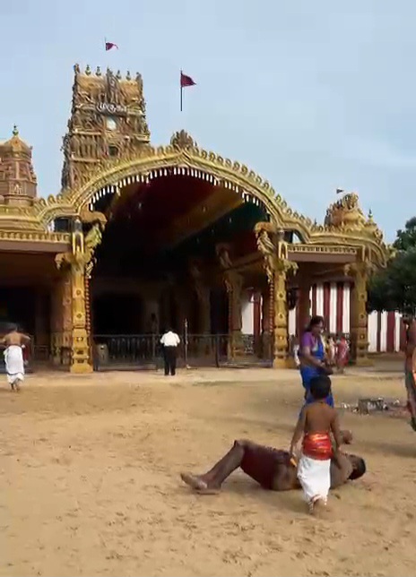 யாழ்ப்பாணம் நல்லூர் கந்தன் ஆலயத்தில் பலரையும் கவர்ந்த சிறுவன்!