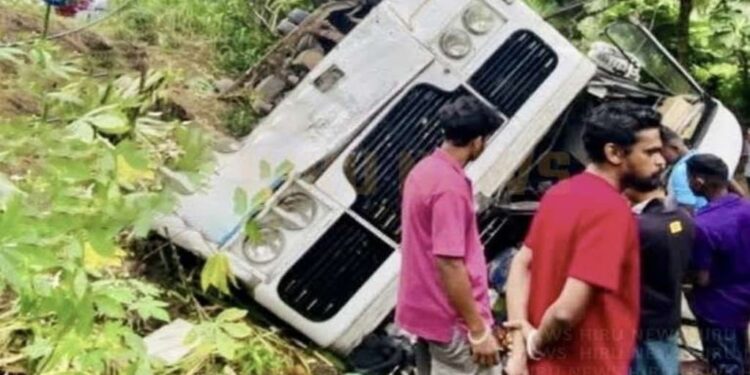 பணியாளர்களை ஏற்றிச் சென்ற பேருந்து கோர விபத்து