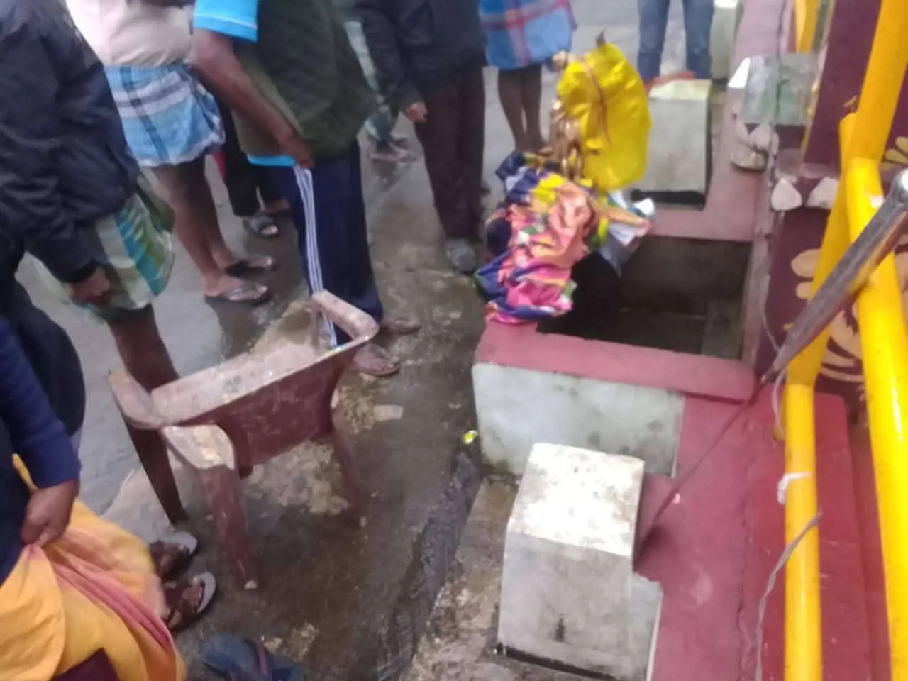 கோவிலில் உண்டியலை உடைத்து திருடிய பெண்