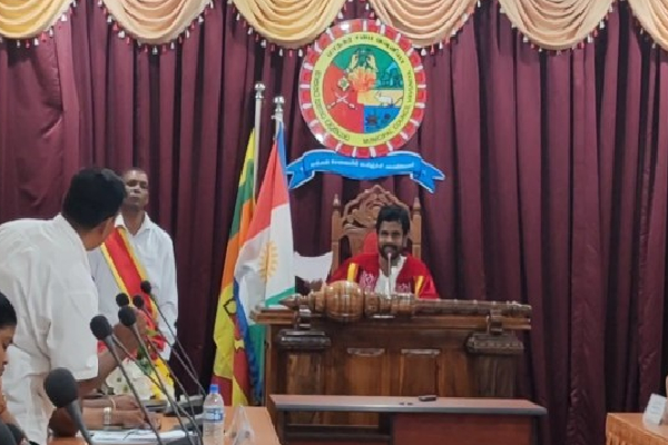 வவுனியாவில் பௌத்ததுறவிக்கு சிலை ; மாநகரசபையில் கோரிக்கை