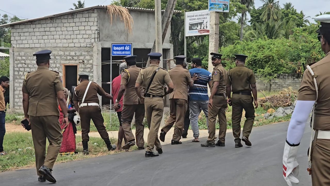 ஜனாதிபதி வருகை; யாழில் மக்களை தூஷணத்தால் திட்டி விரட்டிய பொலிஸார்