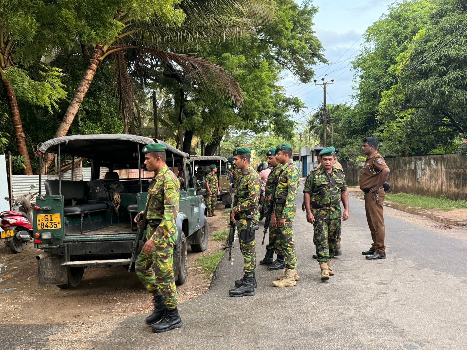 யாழில் அதிகாலையில் அதிரடிப்படையிடப்பட்ட முற்றுகையிடப்பட்ட வீடு!