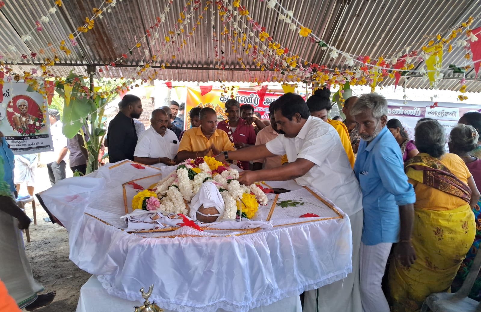 பிரிகேடியர் விதுசாவின் தந்தைக்கு  இறுதி அஞ்சலி செலுத்திய தமிழ் அரசியல்வாதிகள்