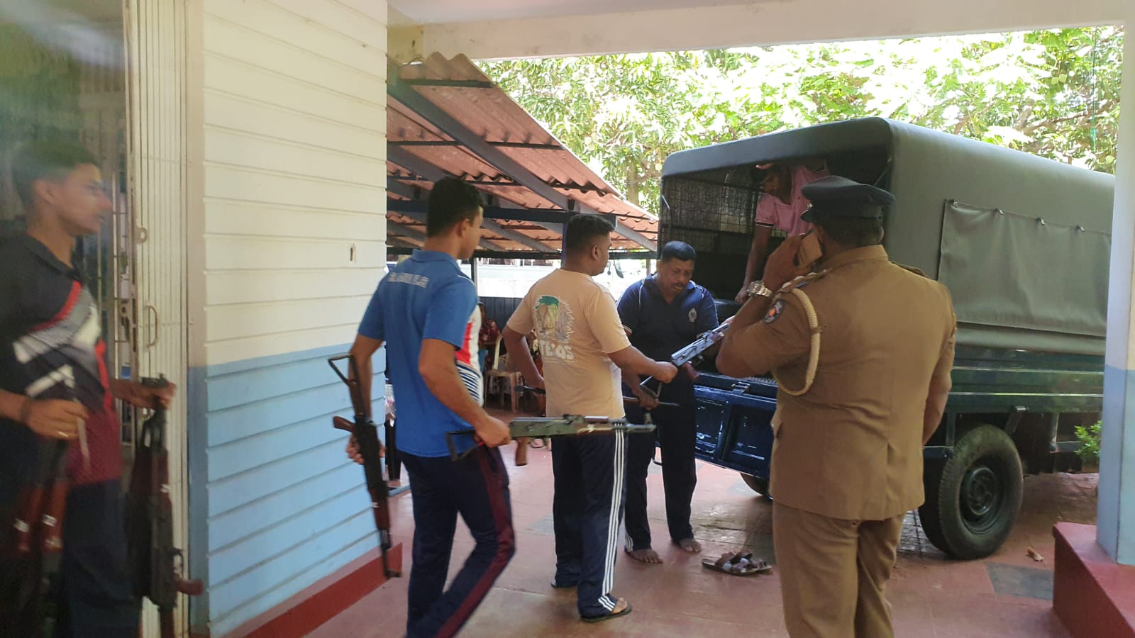 மூட்டை முடிச்சுக்களுடன் துரத்தப்பட்ட யாழ்ப்பாணம் கோப்பாய் பொலிஸார்