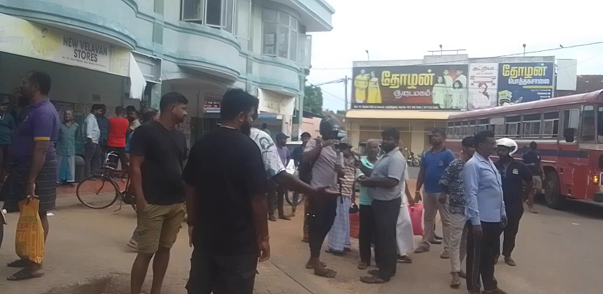பருத்தித்துறையில் வீதிக்கு இறங்கிய வியாபாரிகள்