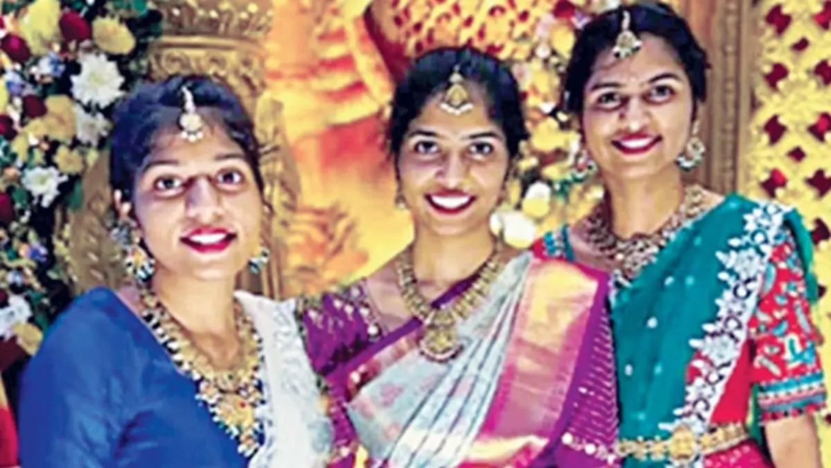 பேருந்து விபத்தில் மூன்று சகோதரிகள் பலி; துயரத்தில் குடும்பம்