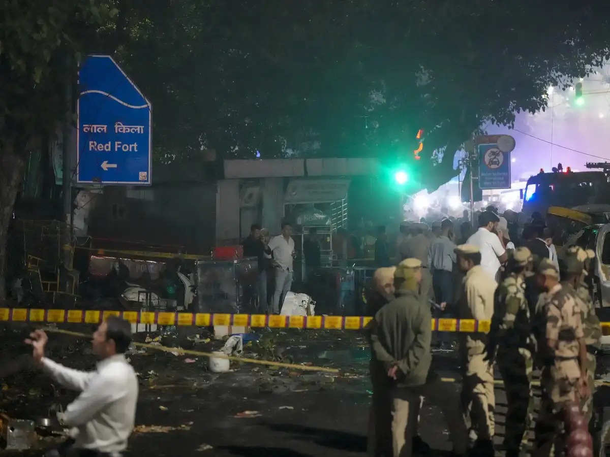 புதுடெல்லி கார் குண்டு வெடிப்பு; தீவிரவாத தாக்குதலா?