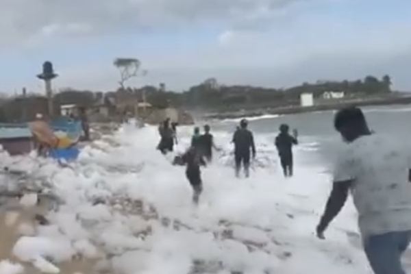 திடீரென பொங்கி நுரை தள்ளிய யாழ்ப்பாணம் வடமராட்சி கடற்பகுதி