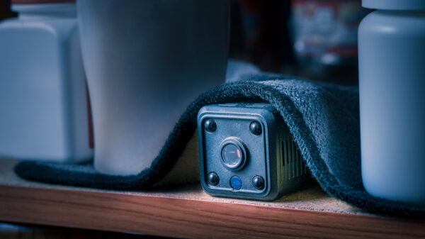 ஆடைகடையில் உடைமாற்றும் இடத்தில் ரகசிய கேமரா!