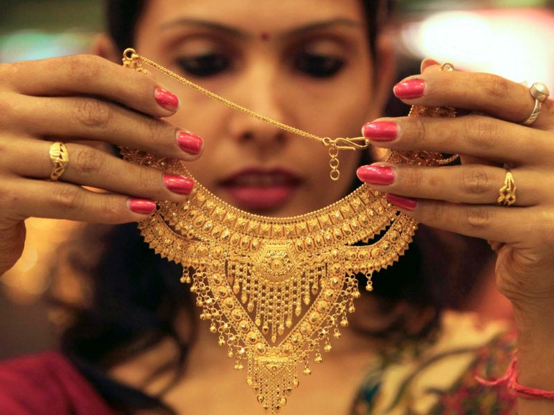 யாழ்ப்பாணத்தில் நகைகடையில் வேலை பார்த்த யுவதி ; களவெடுத்து சேர்த்த 2 கிலோ தங்கம்