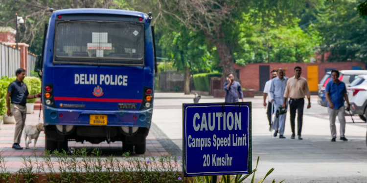 டெல்லியில் ஒன்பது பாடசாலைகளுக்கு வெடிகுண்டு மிரட்டல்!