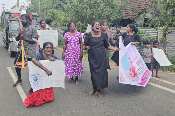 யாழ் அல்லப்பிட்டி இளைஞன் மரணம்; வீதியில் சவப்​பெட்டியுடன் ஆர்ப்பாட்டம்